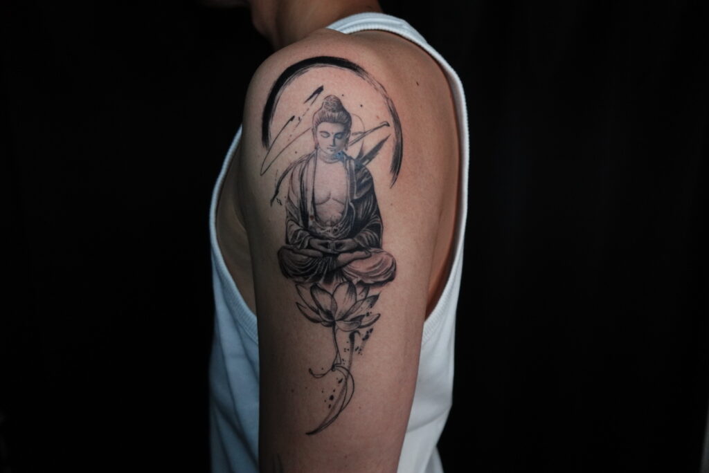 神戸のプライベートタトゥースタジオ KOBE NAPIS INK TATTOO
オーナーによるブラックアンドグレーのリアリスティックタトゥー作品
