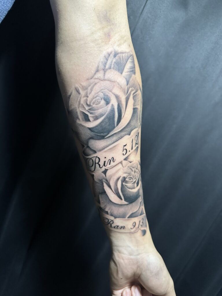 
神戸のプライベートタトゥースタジオ KOBE NAPIS INK TATTOO
オーナーによるブラックアンドグレーのローズタトゥー作品
