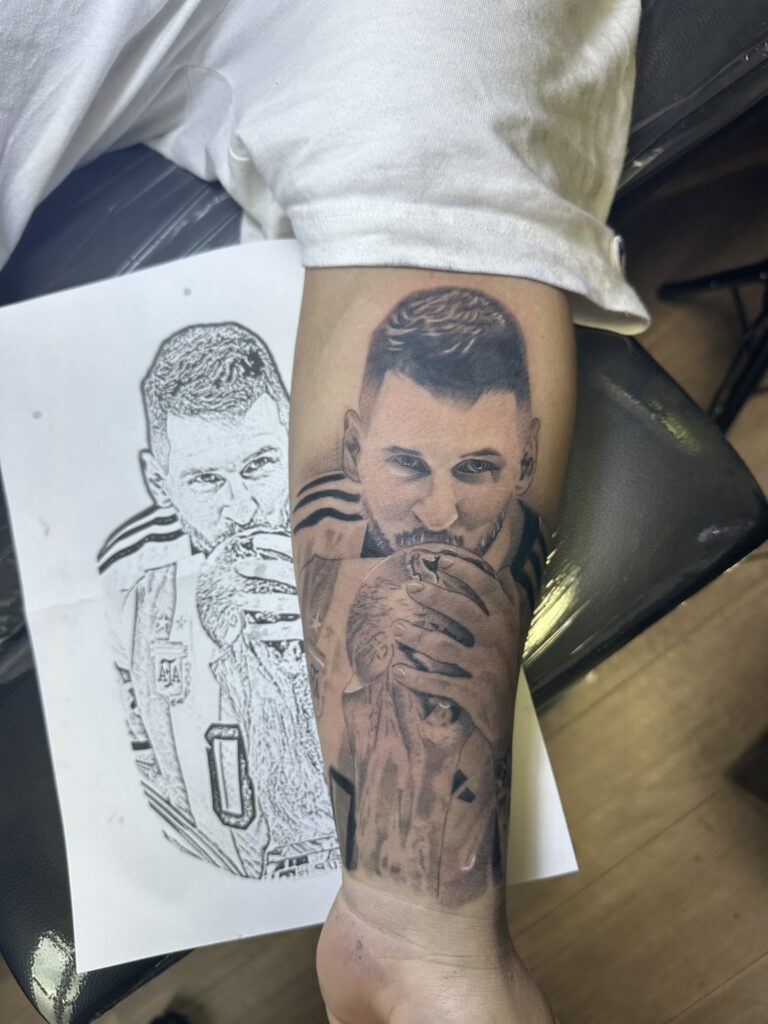 
神戸のプライベートタトゥースタジオ KOBE NAPIS INK TATTOO
オーナーによるブラックアンドグレーのポートレートタトゥー作品
