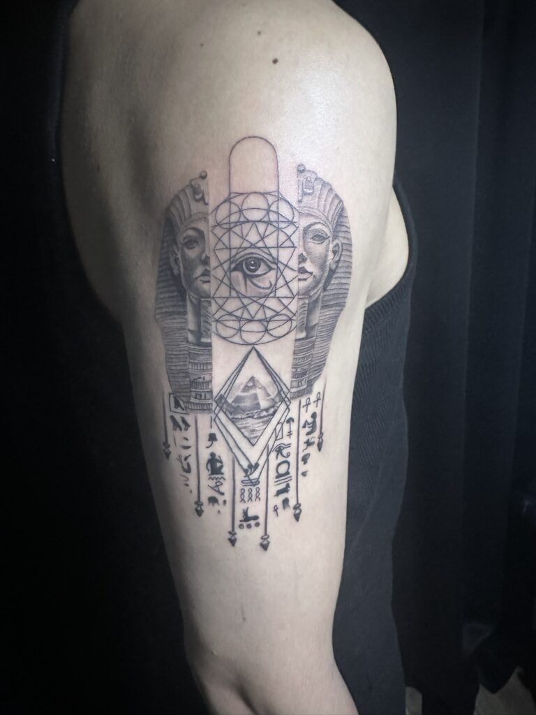 神戸のプライベートタトゥースタジオ KOBE NAPIS INK TATTOO
オーナーによるブラックアンドグレーのリアリスティックタトゥー作品
