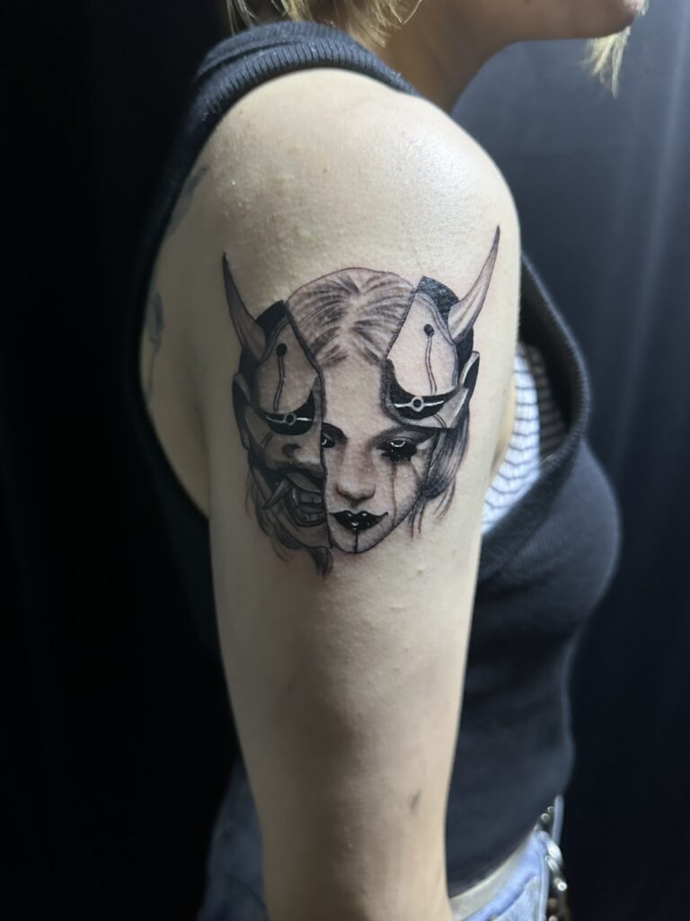 神戸のプライベートタトゥースタジオ KOBE NAPIS INK TATTOO
オーナーによるブラックアンドグレーのリアリスティックタトゥー作品
